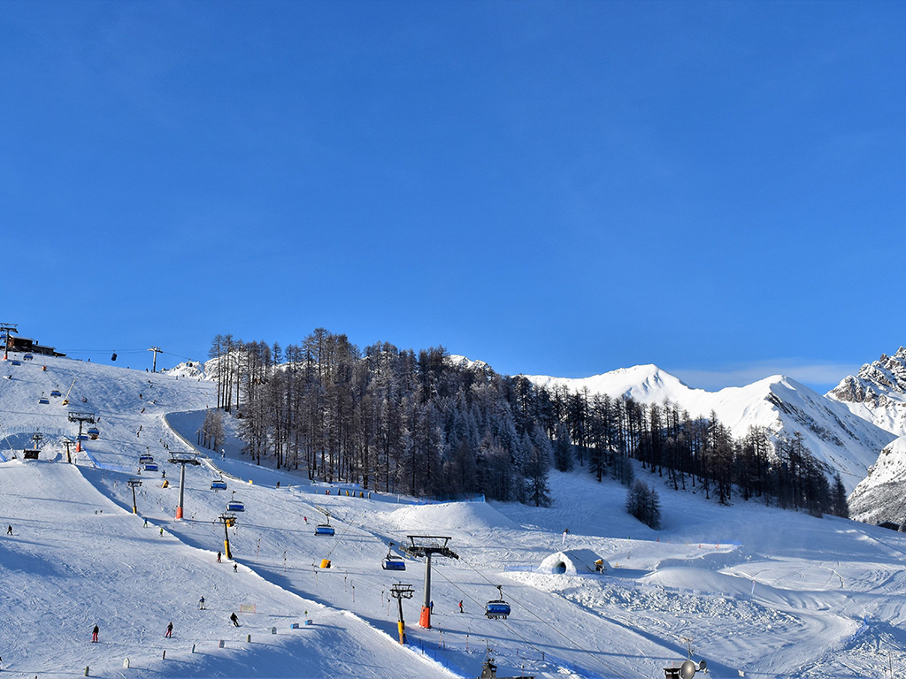 [EL_AltText_SkiArea3Aosta ValleyItaly]